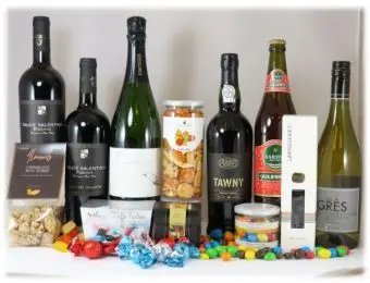 Kæmpegave fyldt med god vine og søde lækkerier